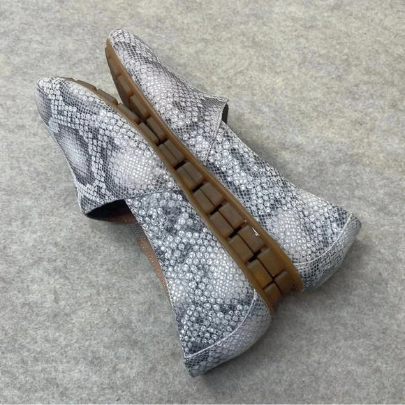 Born Sebra Leather Slip On Snakeskin Round Toe Comfort Shoes Women’s size 6.5 - Picture 8 of 14